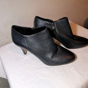 Vince Camuto black leather Vive bootie with heel size 10